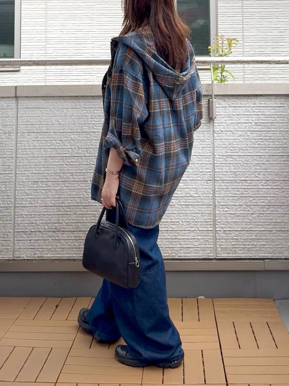 ブルー系のデニムパンツ、ブルー系のシャツ/ブラウス、ブラック系のスニーカーを着用したレディースの秋コーディネートの3枚目の写真