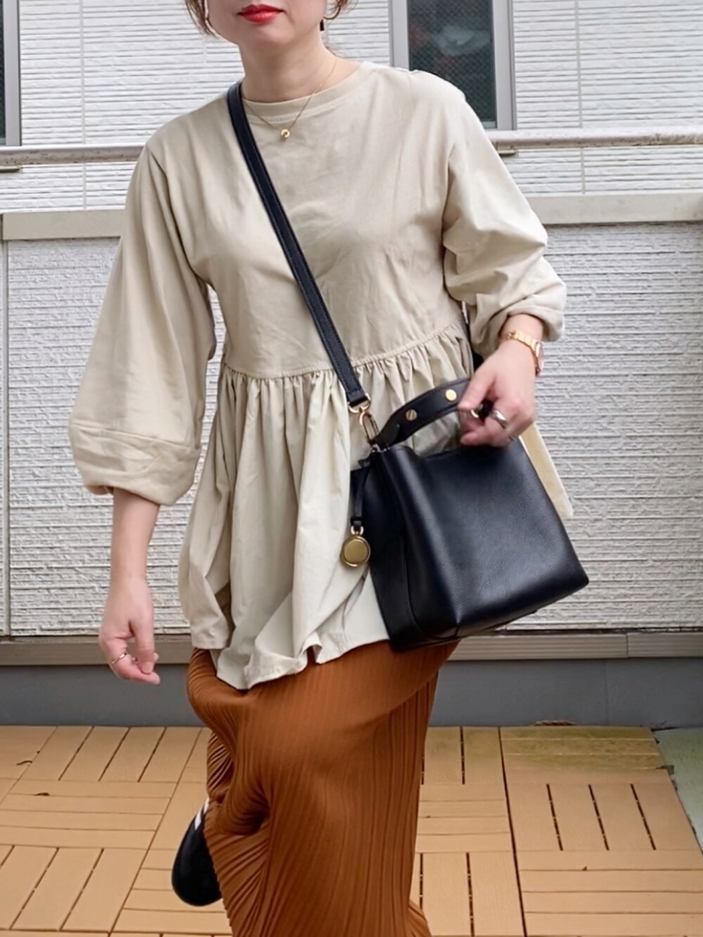 ベージュ系のその他トップス、ブラウン系のスカート、ブラック系のショルダーバッグを着用したレディースの秋コーディネートの4枚目の写真