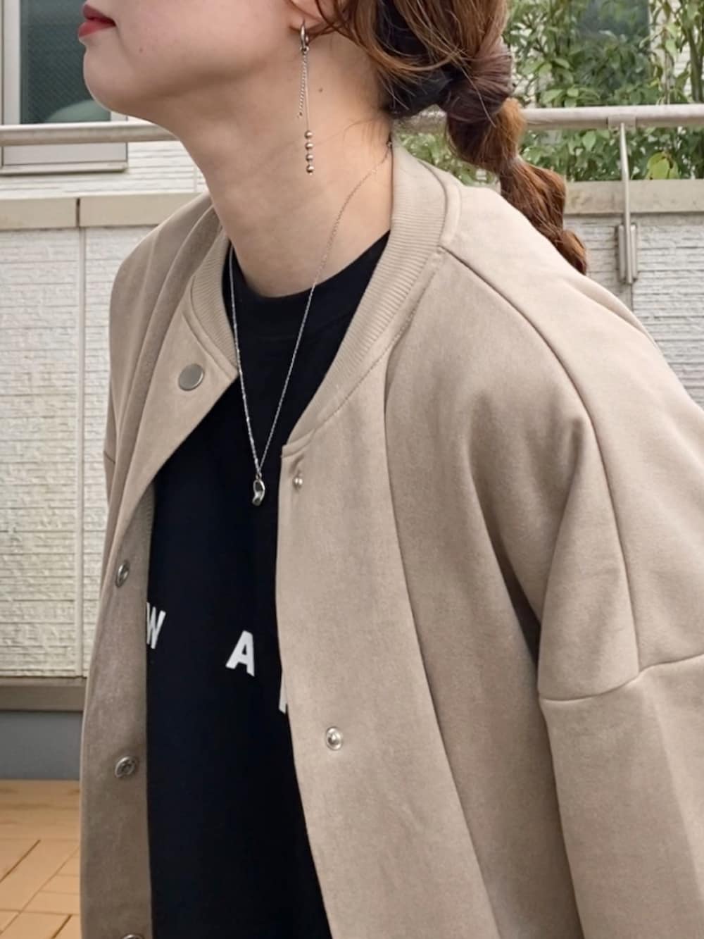 ベージュ系のスタジャン、ブラック系のTシャツ/カットソー、ホワイト系のその他パンツを着用したレディースの春コーディネートの4枚目の写真