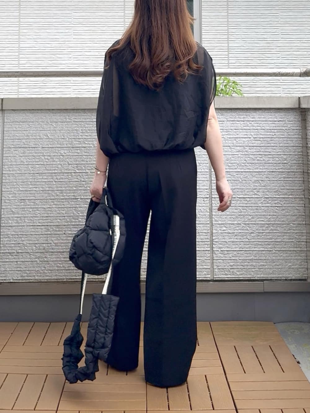 ブラック系のシャツ/ブラウス、ブラック系のスラックス、ブラック系のショルダーバッグを着用したレディースの夏コーディネートの4枚目の写真