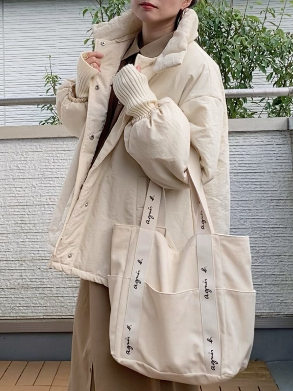 「tiptop、COTORICA.、ブルゾン、ロングワンピース、スニーカー、大人カジュアル、低身長、秋冬コーデ、アームウォーマー」｜「tiptopのスタンドカラー2wayブルゾン（ブルゾン、ホワイト系）」を使った、Kay-teeeさん（レディース・150cm）の秋コーディネートの3枚目の写真