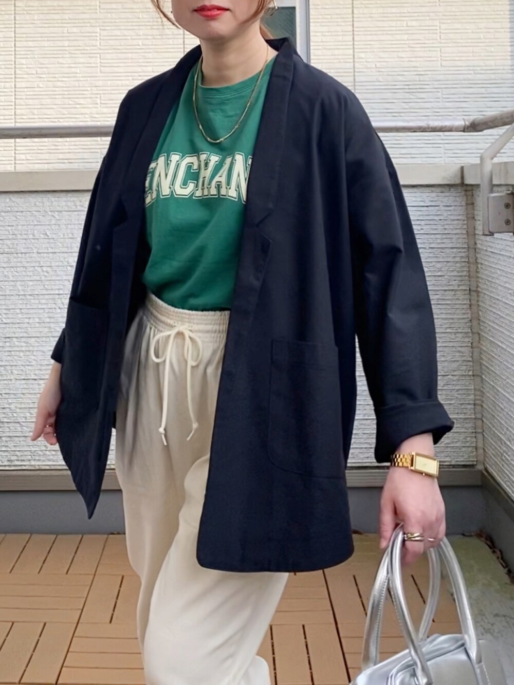 ブラック系のテーラードジャケット、ホワイト系のその他パンツ、シルバー系のボストンバッグを着用したレディースの春コーディネートの5枚目の写真