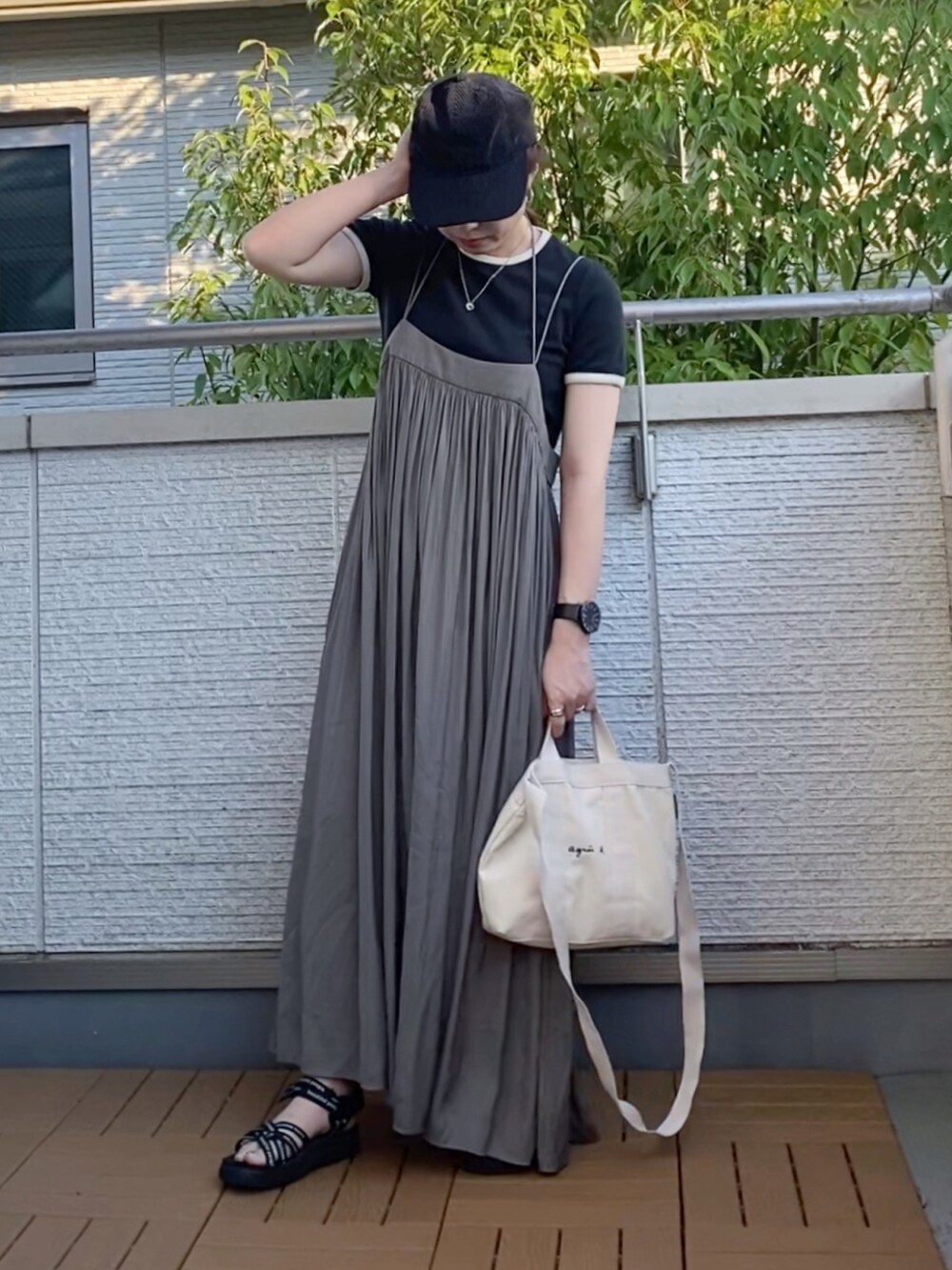 ブラック系のTシャツ/カットソー、グリーン系のスカート、ホワイト系のトートバッグを着用したレディースの夏コーディネートの2枚目の写真