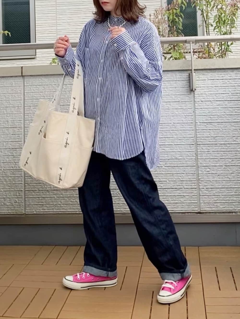 ブルー系のシャツ/ブラウス、ブルー系のセットアップ、ベージュ系のトートバッグを着用したレディースの春コーディネートの2枚目の写真