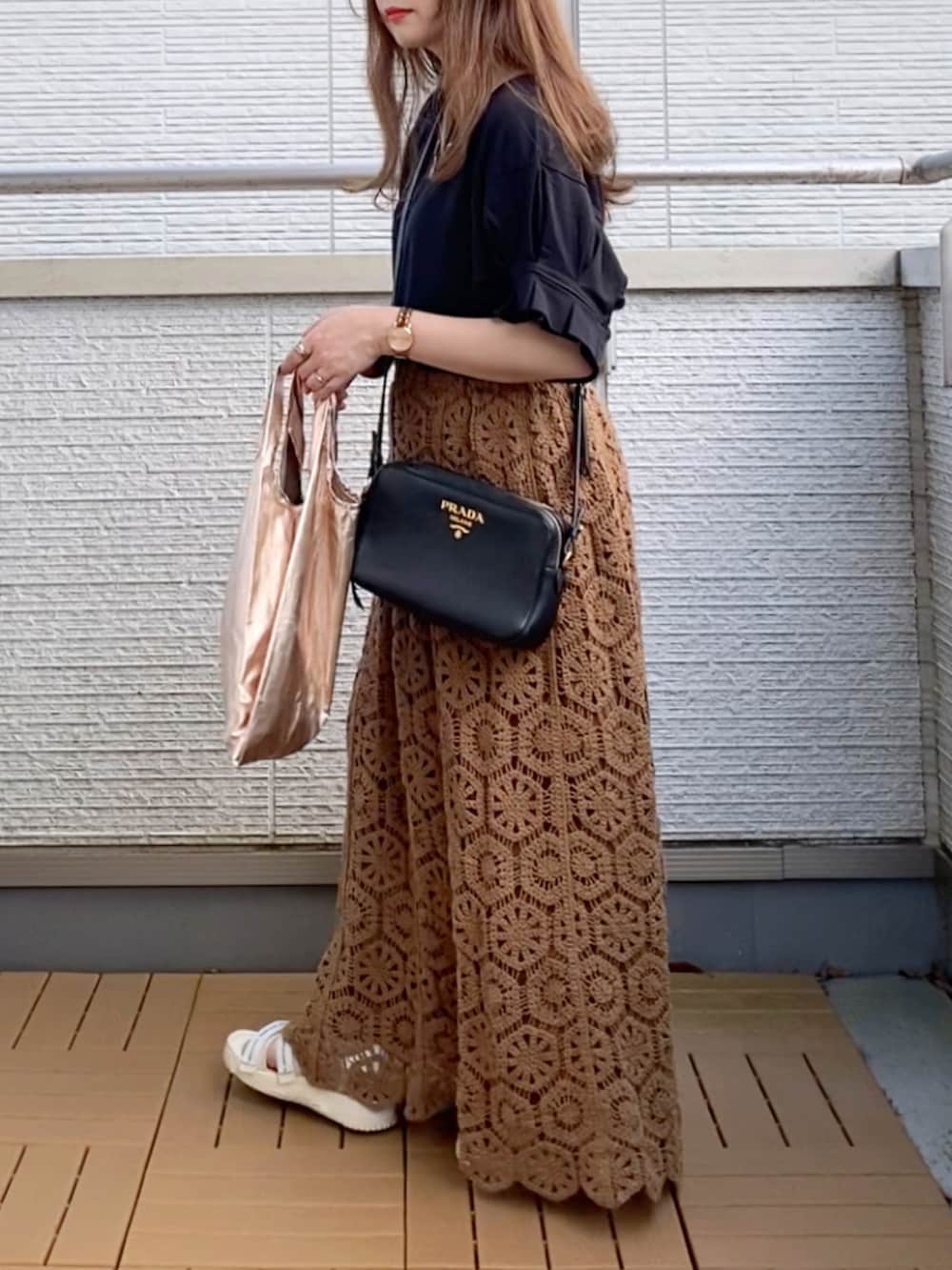 ブラック系のTシャツ/カットソー、ブラウン系のスカート、ピンク系のエコバッグ/サブバッグを着用したレディースの夏コーディネートの2枚目の写真