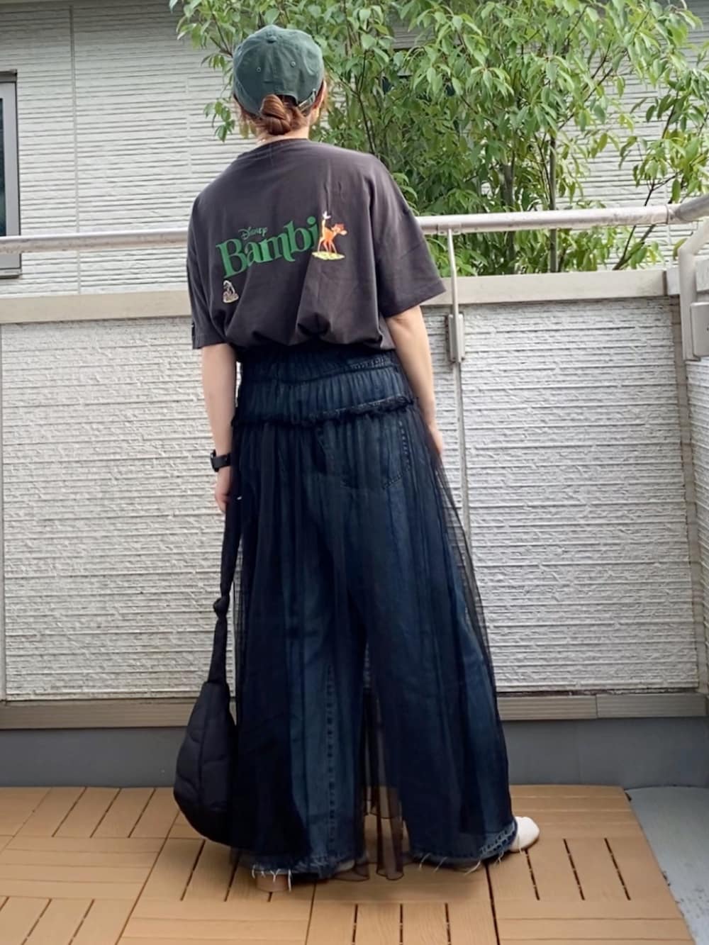 ブラック系のワンピース、グレー系のTシャツ/カットソー、ブラック系のショルダーバッグを着用したレディースの秋コーディネートの2枚目の写真