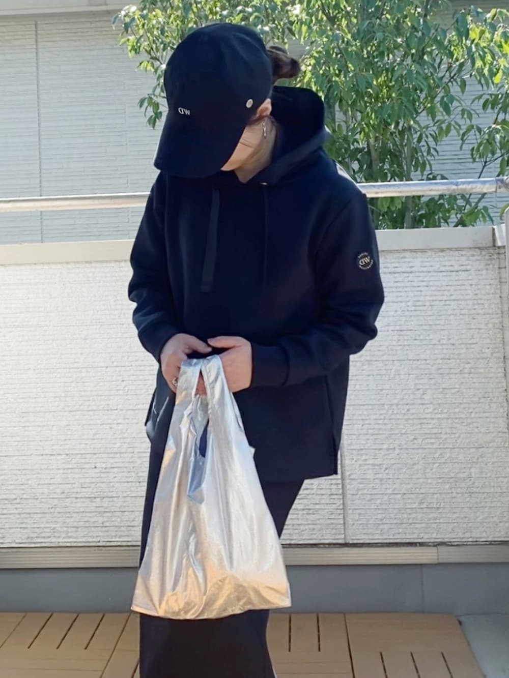 ブラック系のパーカー、ブラック系のスカート、その他のエコバッグ/サブバッグを着用したレディースの秋コーディネートの5枚目の写真