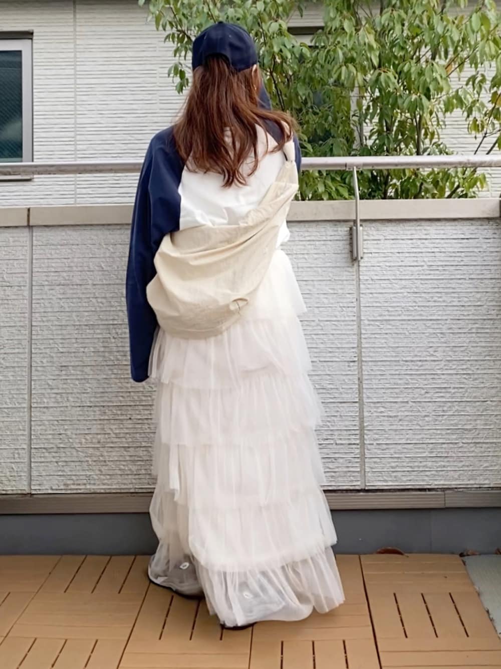 ホワイト系のTシャツ/カットソー、ホワイト系のスカート、ホワイト系のショルダーバッグを着用したレディースの春コーディネートの4枚目の写真