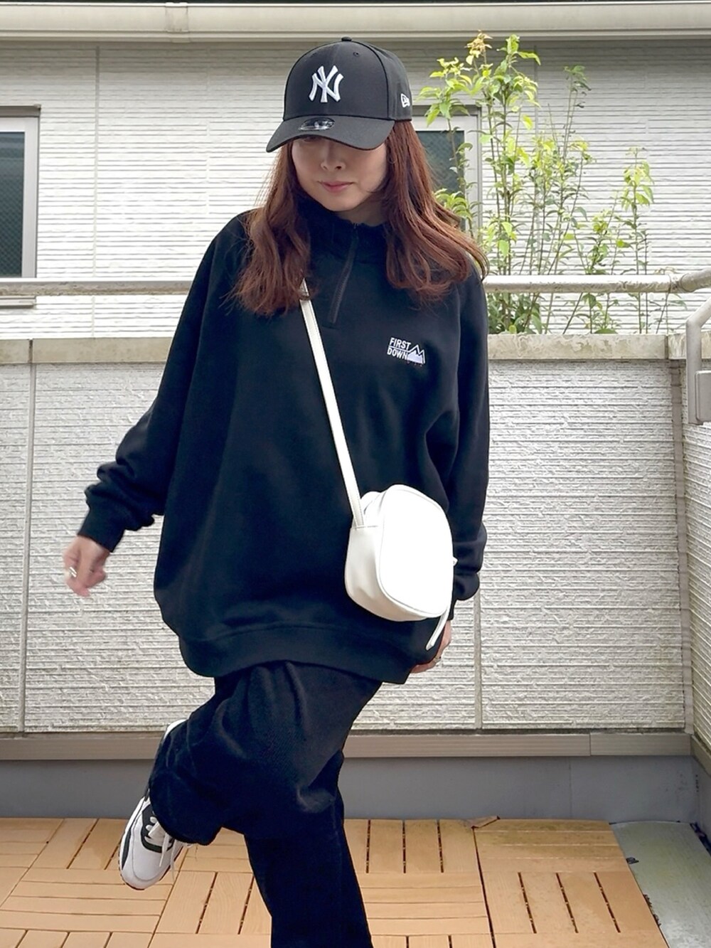 ブラック系のスウェット、ブラック系のその他パンツ、ブラック系のキャップを着用したレディースの秋コーディネートの4枚目の写真