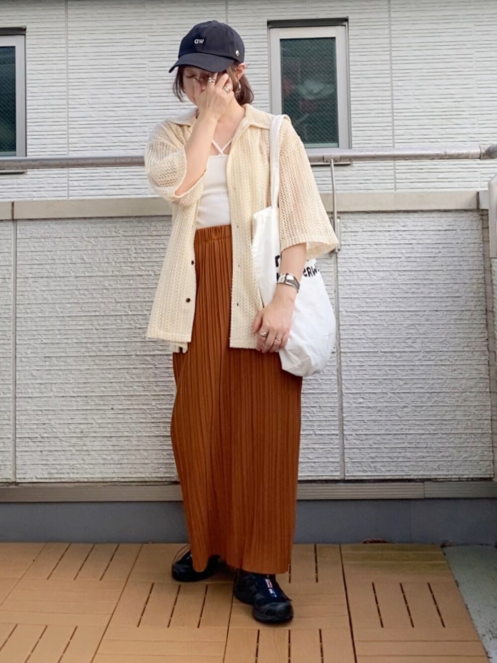 ホワイト系のシャツ/ブラウス、ブラウン系のスカート、ホワイト系のトートバッグを着用したレディースの秋コーディネートの2枚目の写真