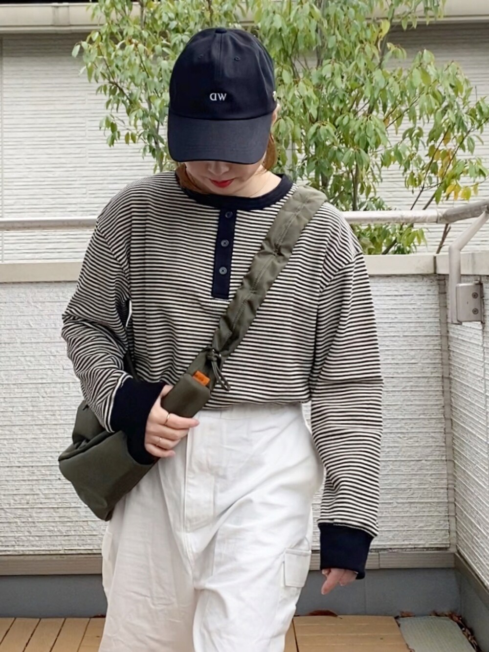 ホワイト系のTシャツ/カットソー、ホワイト系のカーゴパンツ、グリーン系のショルダーバッグを着用したレディースの春コーディネートの3枚目の写真