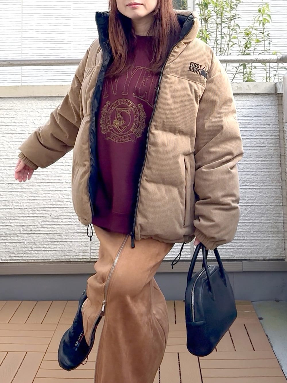 ベージュ系のダウンジャケット/コート、ブラック系のスカート、レッド系のスウェットを着用したレディースの秋コーディネートの4枚目の写真