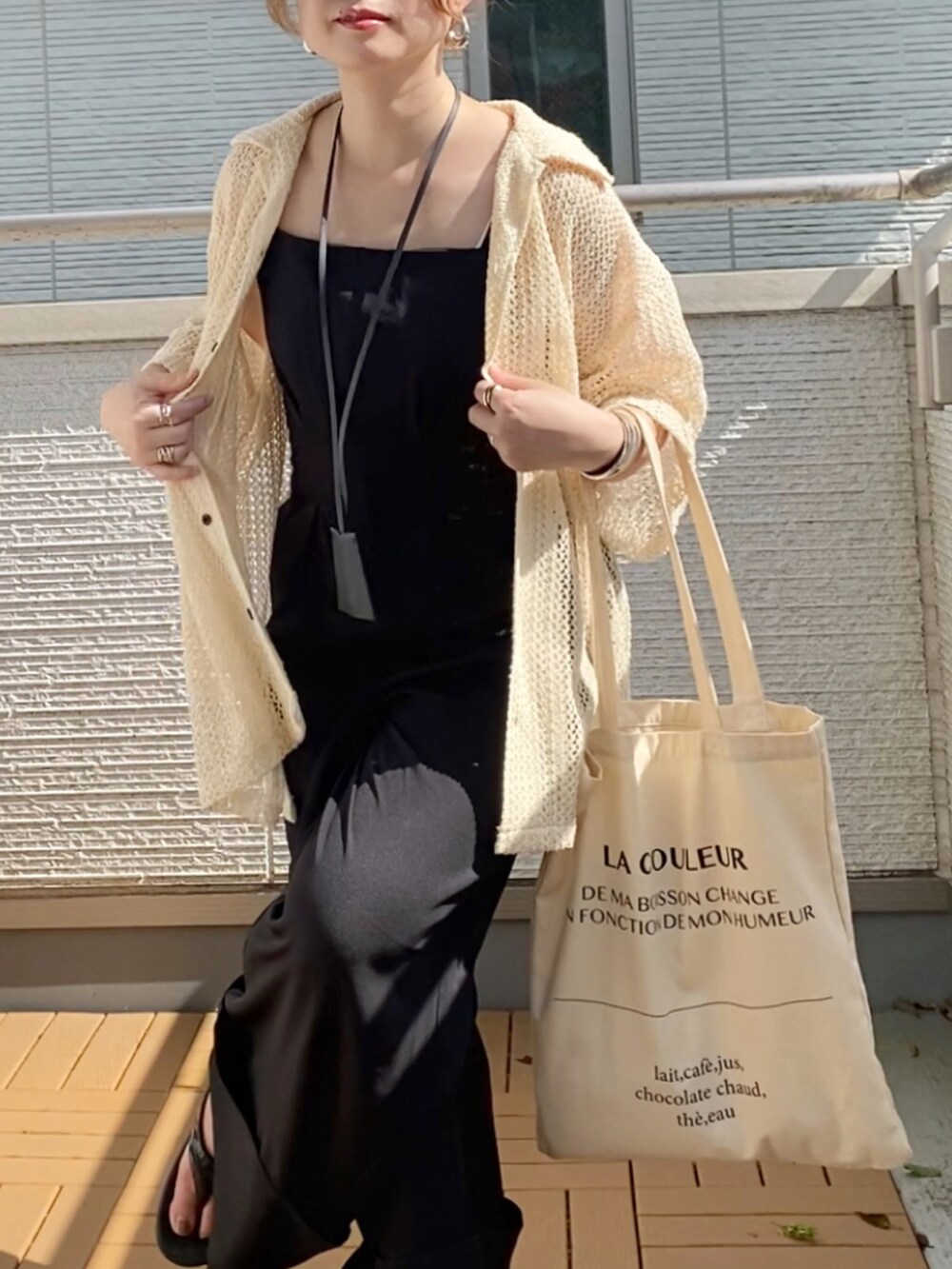 ブラック系のつなぎ/オールインワン、ホワイト系のシャツ/ブラウス、ホワイト系のトートバッグを着用したレディースの夏コーディネートの4枚目の写真