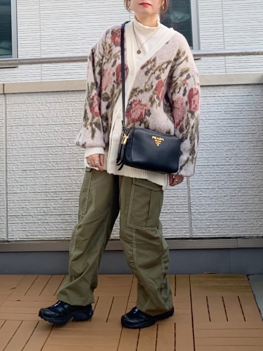 ホワイト系のカーディガン/ボレロ、ホワイト系のTシャツ/カットソー、グリーン系のカーゴパンツを着用したレディースの秋コーディネートの2枚目の写真