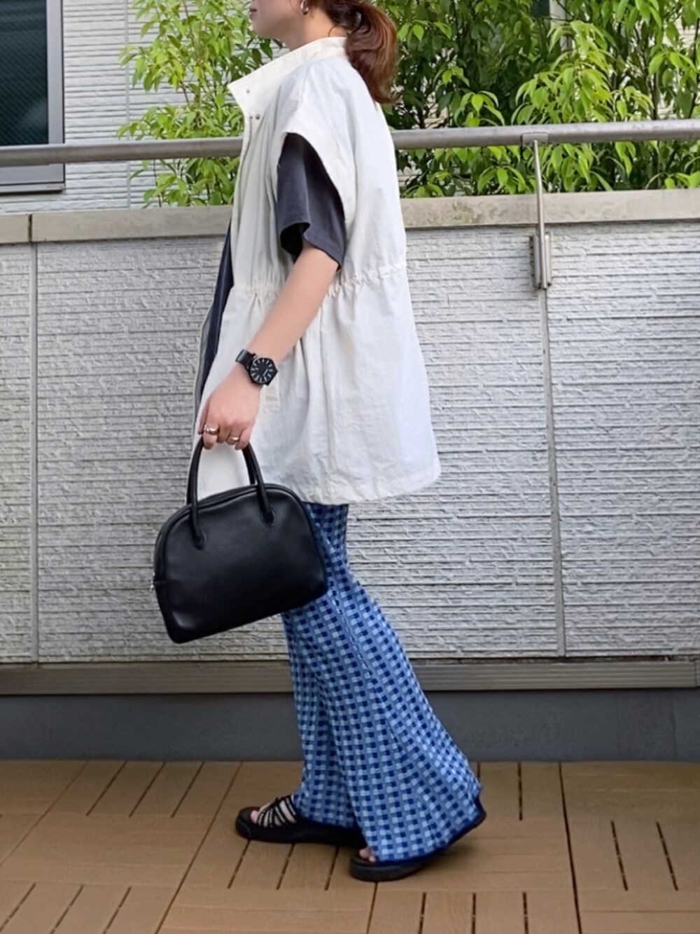 ホワイト系のブルゾン、グレー系のTシャツ/カットソー、ブルー系のその他パンツを着用したレディースの春コーディネートの2枚目の写真