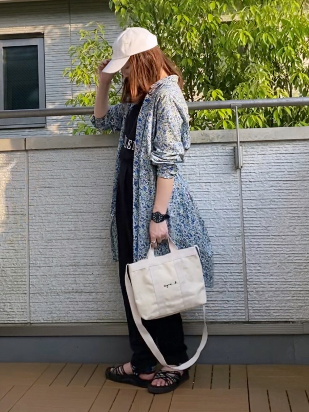 ブルー系のシャツワンピース、ブラック系のTシャツ/カットソー、ブラック系のその他パンツを着用したレディースの春コーディネートの2枚目の写真