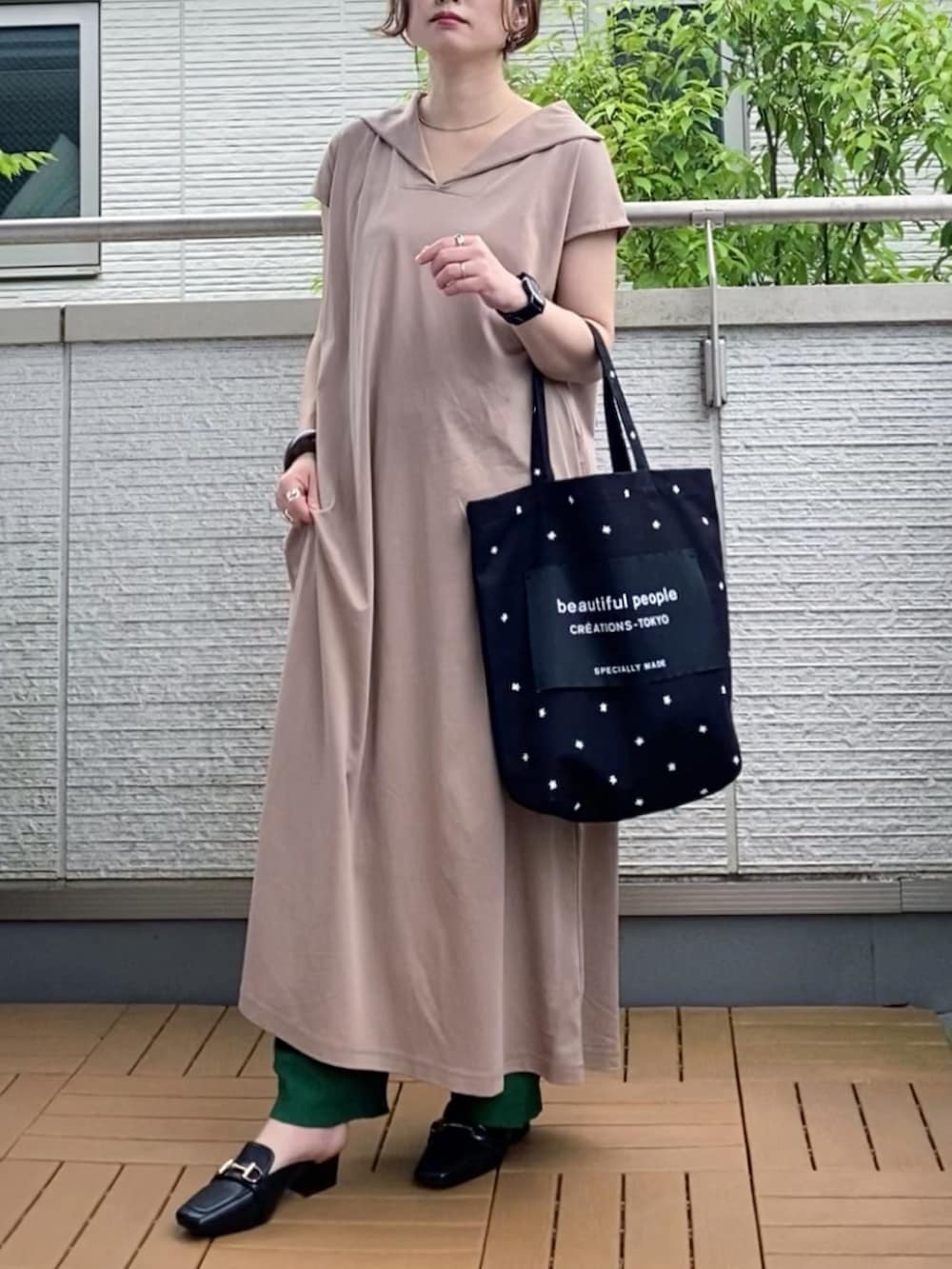 ベージュ系のワンピース、グリーン系のその他パンツ、ブラック系のバッグを着用したレディースの夏コーディネートの2枚目の写真