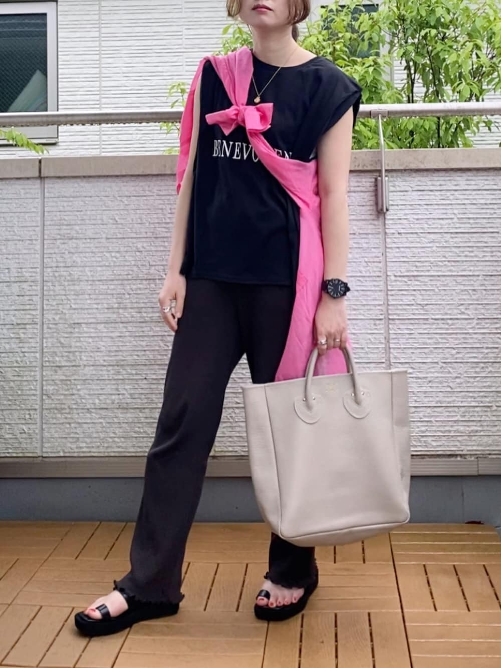 ピンク系のシャツ/ブラウス、ブラック系のTシャツ/カットソー、ブラック系のその他パンツを着用したレディースの夏コーディネートの3枚目の写真