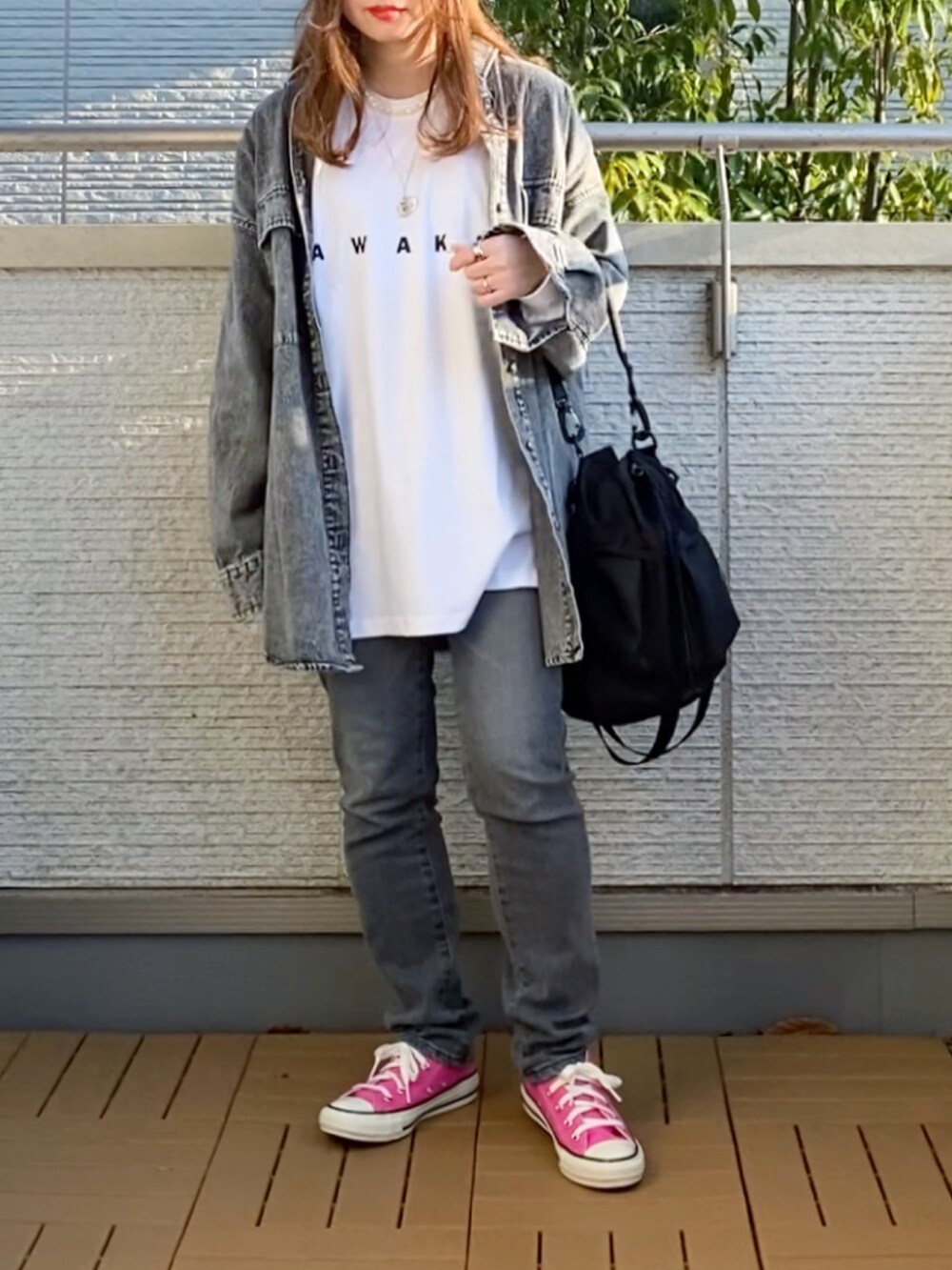 ホワイト系のTシャツ/カットソー、ブラック系のシャツ/ブラウス、グレー系のデニムパンツを着用したレディースの春コーディネートの2枚目の写真