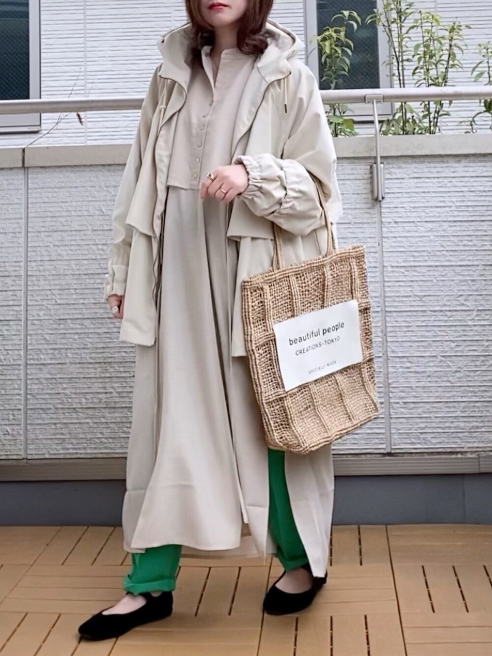 ベージュ系のワンピース/ドレス、ホワイト系のモッズコート、グリーン系のその他パンツを着用したレディースの春コーディネートの3枚目の写真