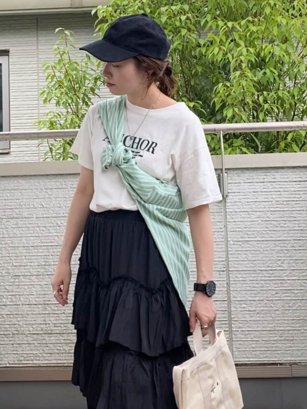ホワイト系のTシャツ/カットソー、グリーン系のシャツ/ブラウス、ブラック系のスカートを着用したレディースの夏コーディネートの3枚目の写真