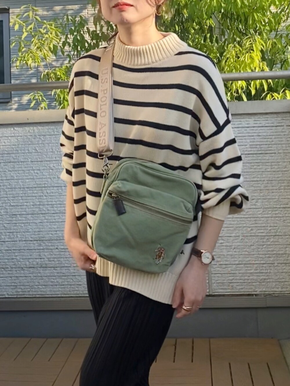 「USポロ、ボーダー、ショルダーバッグ、腕時計、コンバース、大人カジュアル、低身長」｜「To b. by agnes b.のWM31 PULL ソフトニットプルオーバー（ニット/セーター、ホワイト系）」を使った、Kay-teeeさん（レディース・150cm）の春コーディネートの2枚目の写真
