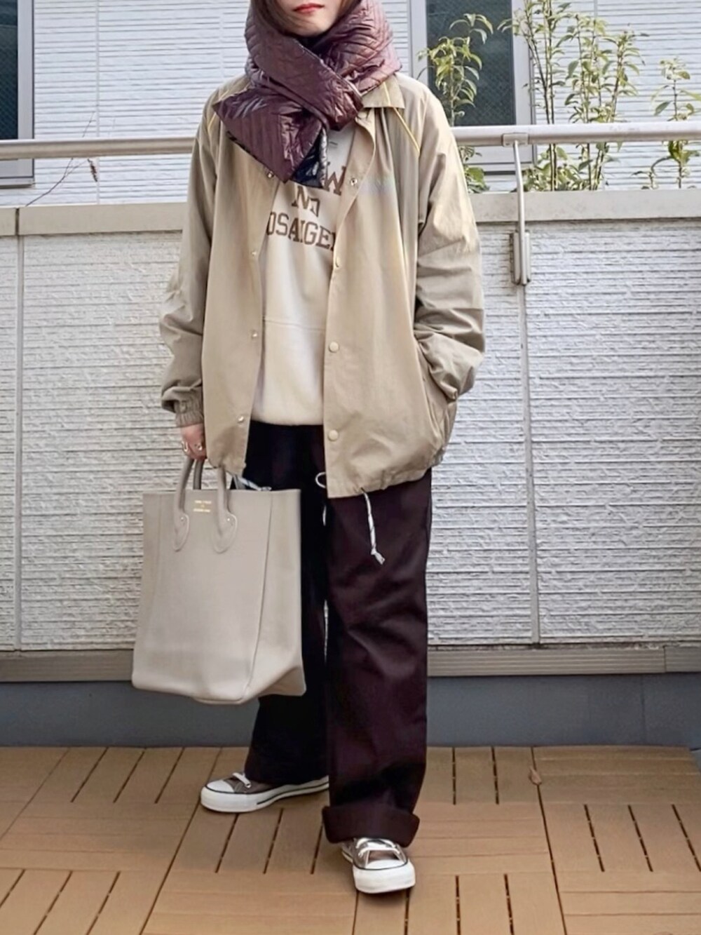 「NotSoApe、perkyroom、コーチジャケット、マフラーぐるぐる、チョコ色に染まれ、大人カジュアル、低身長、ストリート」|「Not So ApeのNot so Apeコーチジャケット(ナイロンジャケット、ベージュ系)」を使った、Kay-teeeさん(レディース・150cm)の冬コーディネートの2枚目の写真