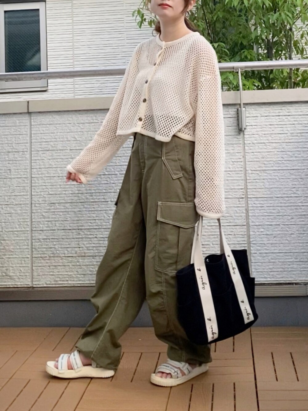 ベージュ系のカーディガン/ボレロ、グリーン系のカーゴパンツ、ブラック系のトートバッグを着用したレディースの秋コーディネートの2枚目の写真