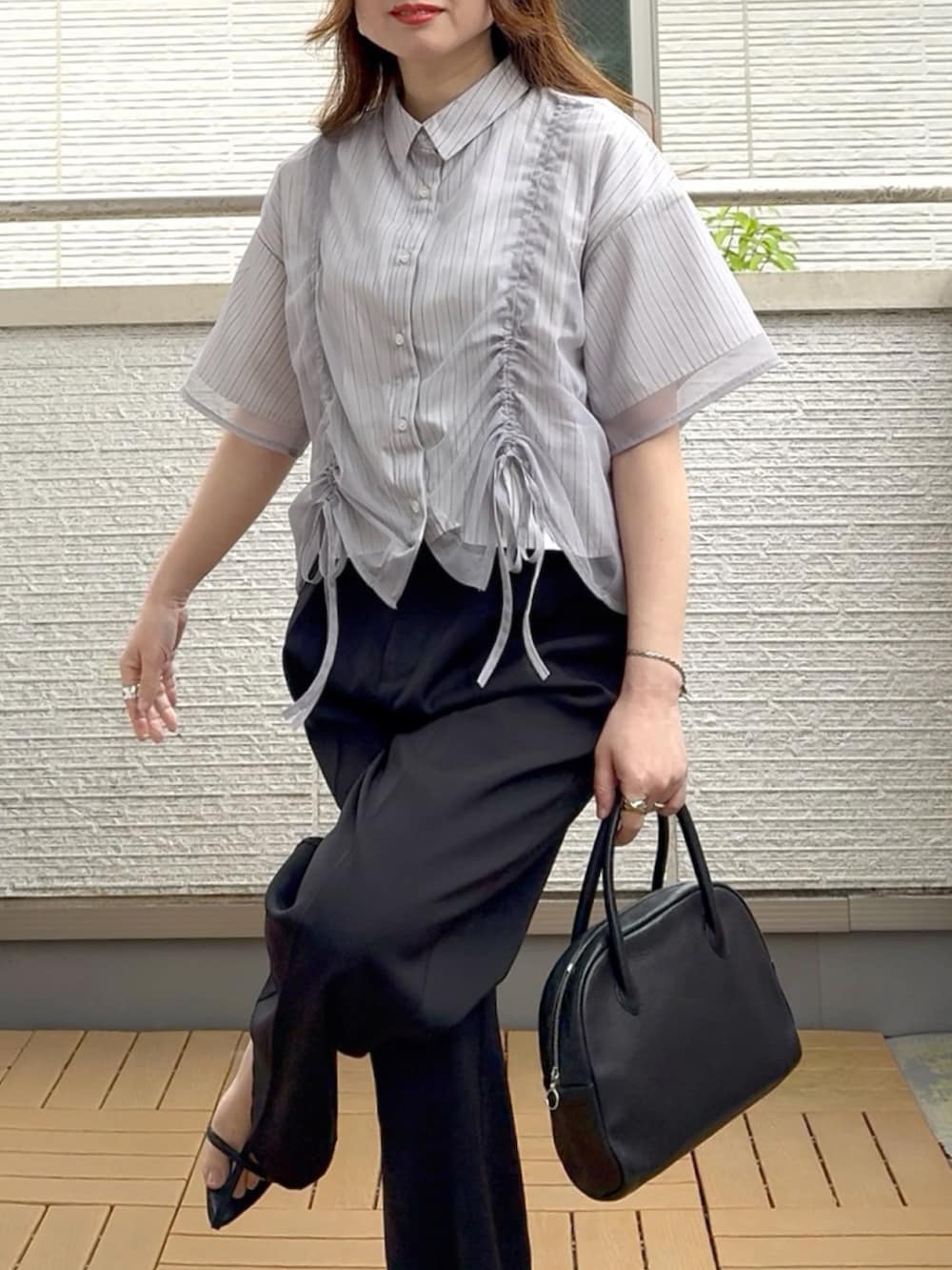 グレー系のシャツ/ブラウス、ブラック系のスラックス、ブラック系のショルダーバッグを着用したレディースの夏コーディネートの5枚目の写真
