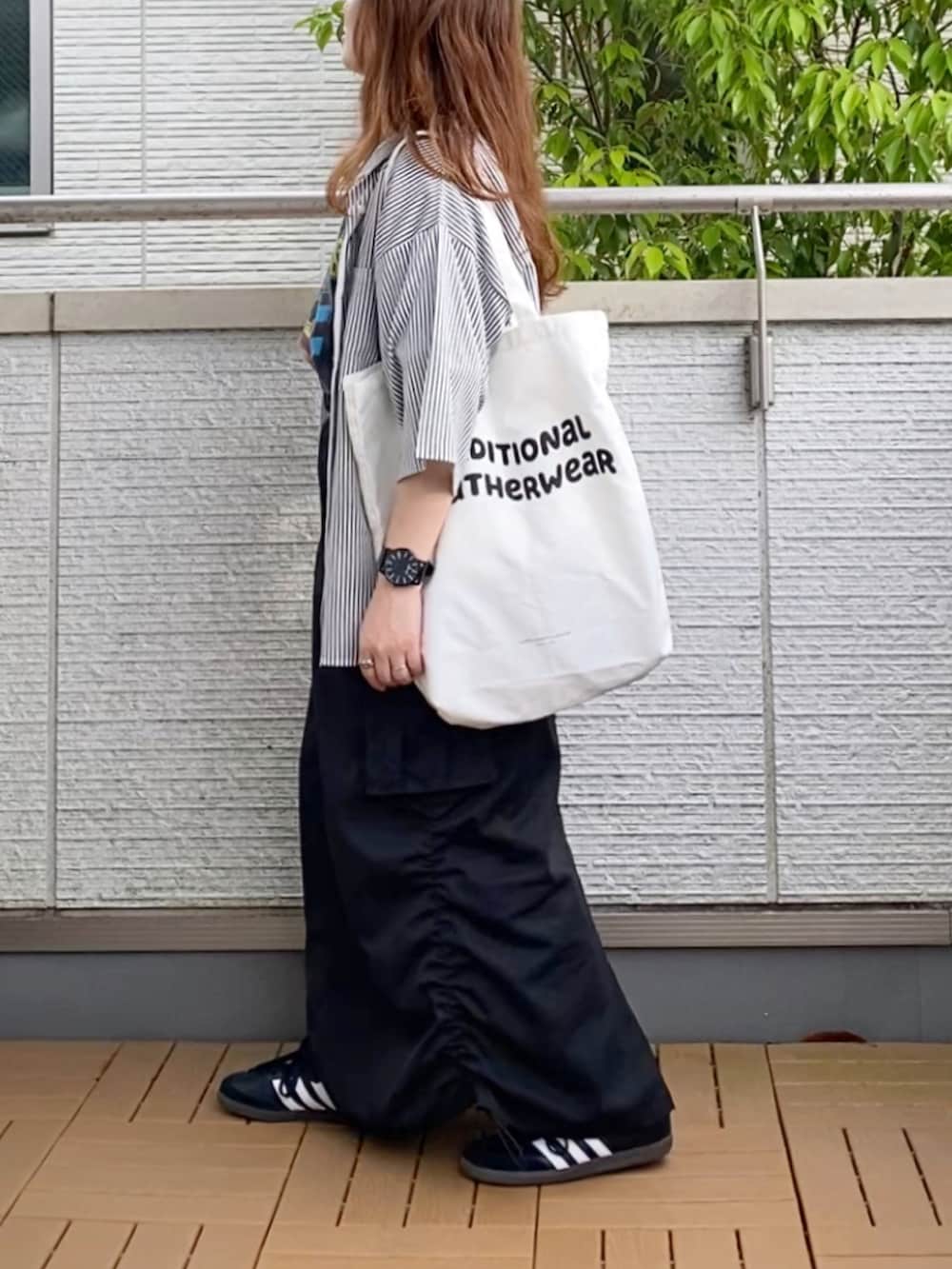 ブラック系のTシャツ/カットソー、その他のシャツ/ブラウス、ブラック系のスカートを着用したレディースの春コーディネートの3枚目の写真