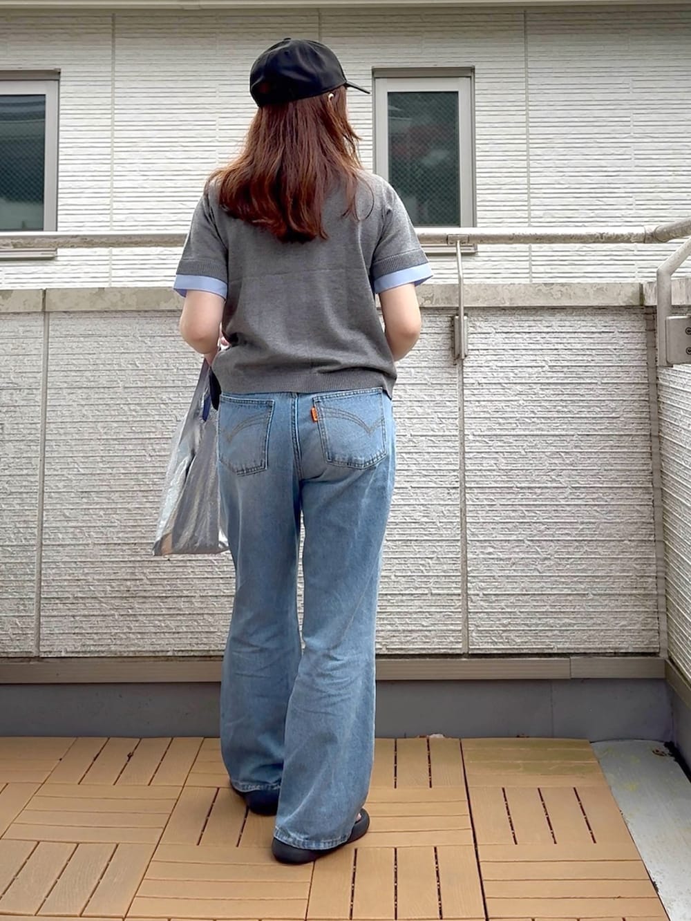 グレー系のカーディガン/ボレロ、ブルー系のデニムパンツ、ブラック系のボディバッグ/ウエストポーチを着用したレディースの夏コーディネートの4枚目の写真