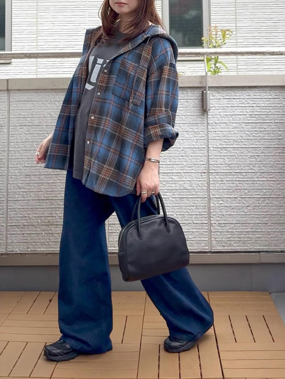 ブルー系のデニムパンツ、ブルー系のシャツ/ブラウス、ブラック系のスニーカーを着用したレディースの秋コーディネートの2枚目の写真