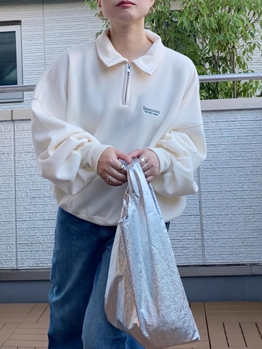 ホワイト系のスウェット、ブルー系のデニムパンツ、その他のエコバッグ/サブバッグを着用したレディースの秋コーディネートの3枚目の写真