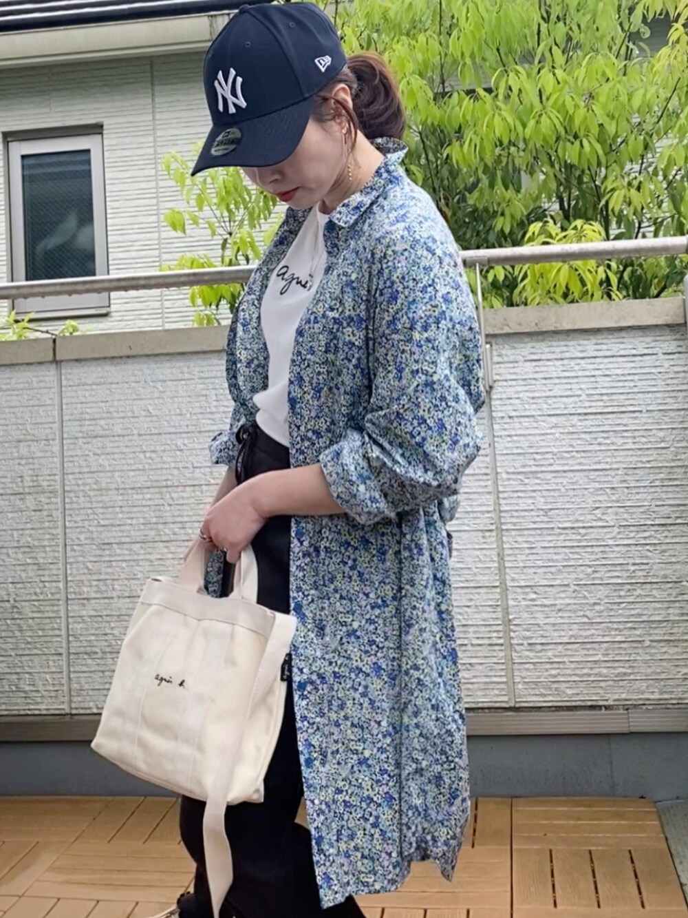 ブルー系のシャツワンピース、ブラック系のその他パンツ、ホワイト系のトートバッグを着用したレディースの春コーディネートの2枚目の写真