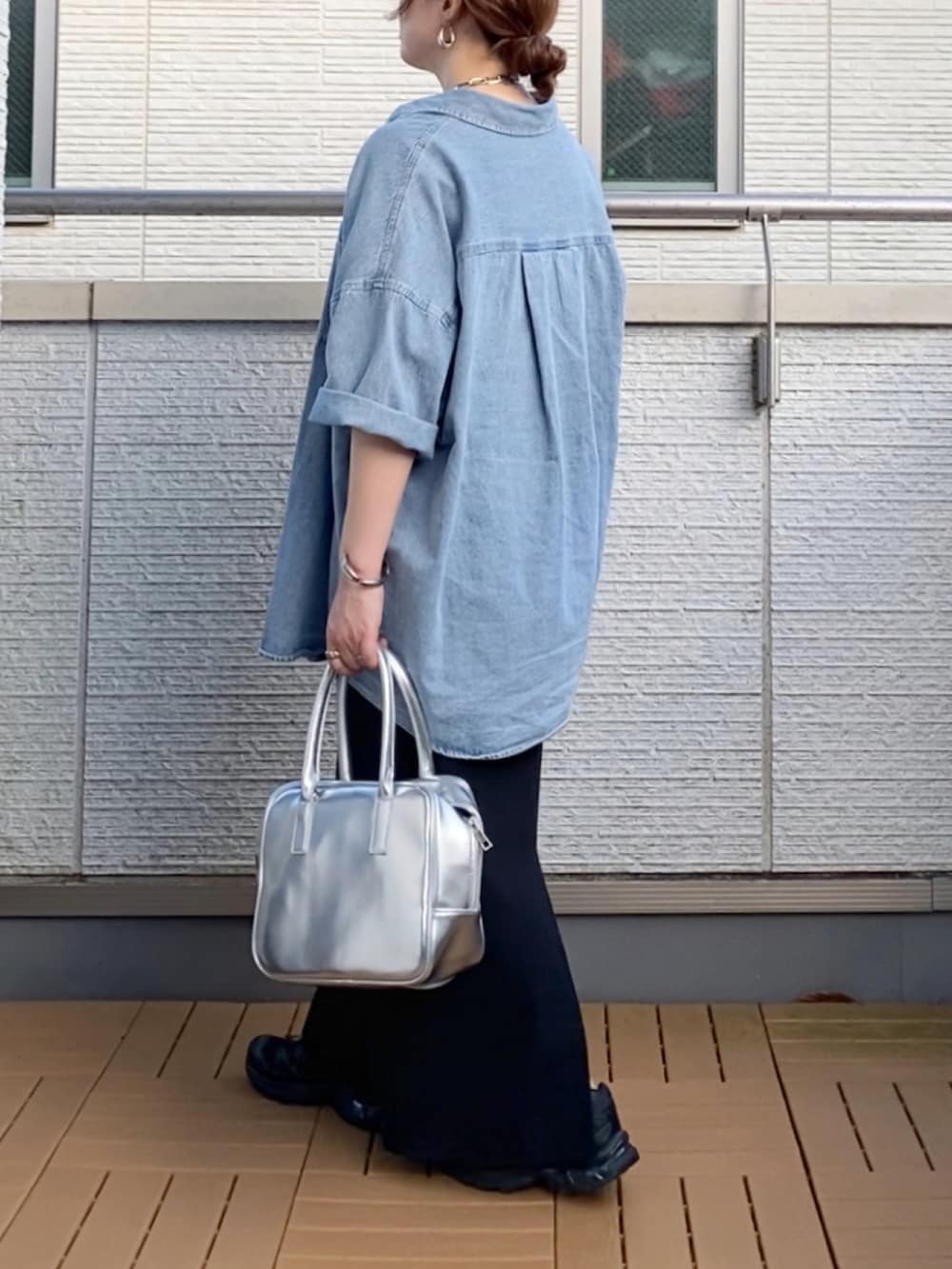 ブルー系のシャツ/ブラウス、ブラック系のワンピース、シルバー系のボストンバッグを着用したレディースの夏コーディネートの3枚目の写真