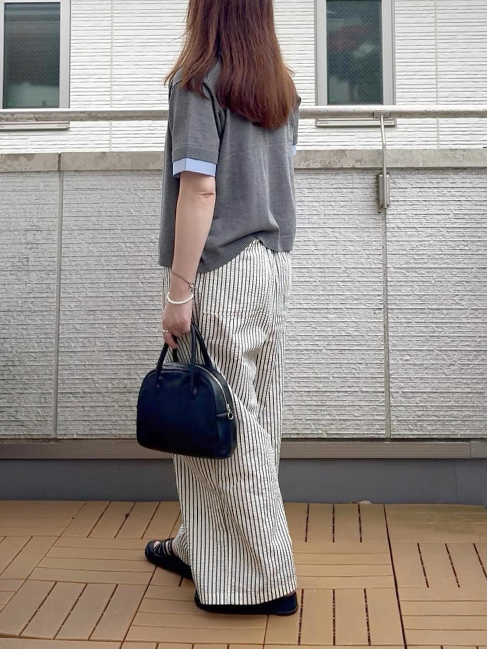 ホワイト系のその他パンツ、グレー系のカーディガン/ボレロを着用したレディースの夏コーディネートの3枚目の写真
