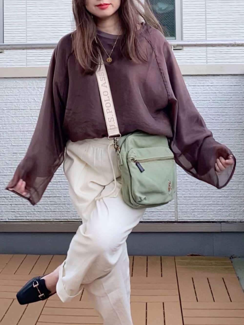 ブラウン系のその他トップス、ホワイト系のその他パンツ、グリーン系のショルダーバッグを着用したレディースの秋コーディネートの4枚目の写真