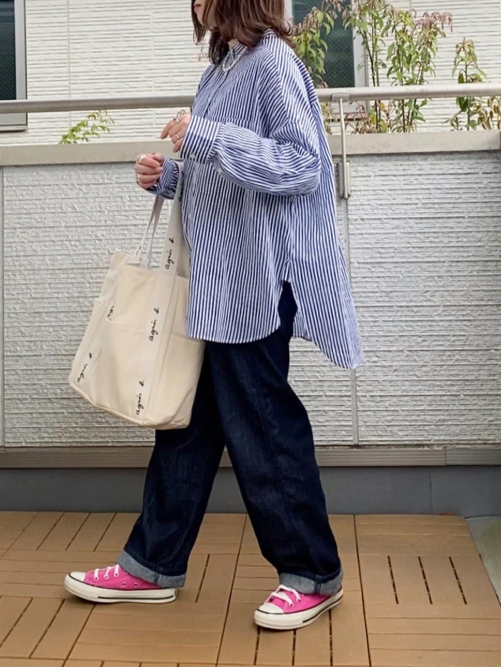 ブルー系のシャツ/ブラウス、ブルー系のセットアップ、ベージュ系のトートバッグを着用したレディースの春コーディネートの3枚目の写真