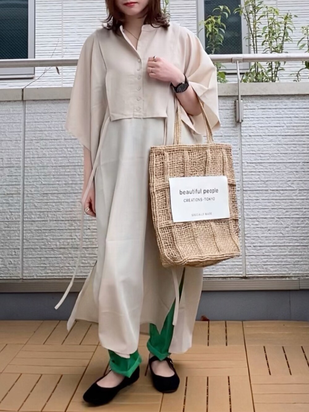 ベージュ系のワンピース/ドレス、ホワイト系のモッズコート、グリーン系のその他パンツを着用したレディースの春コーディネートの2枚目の写真
