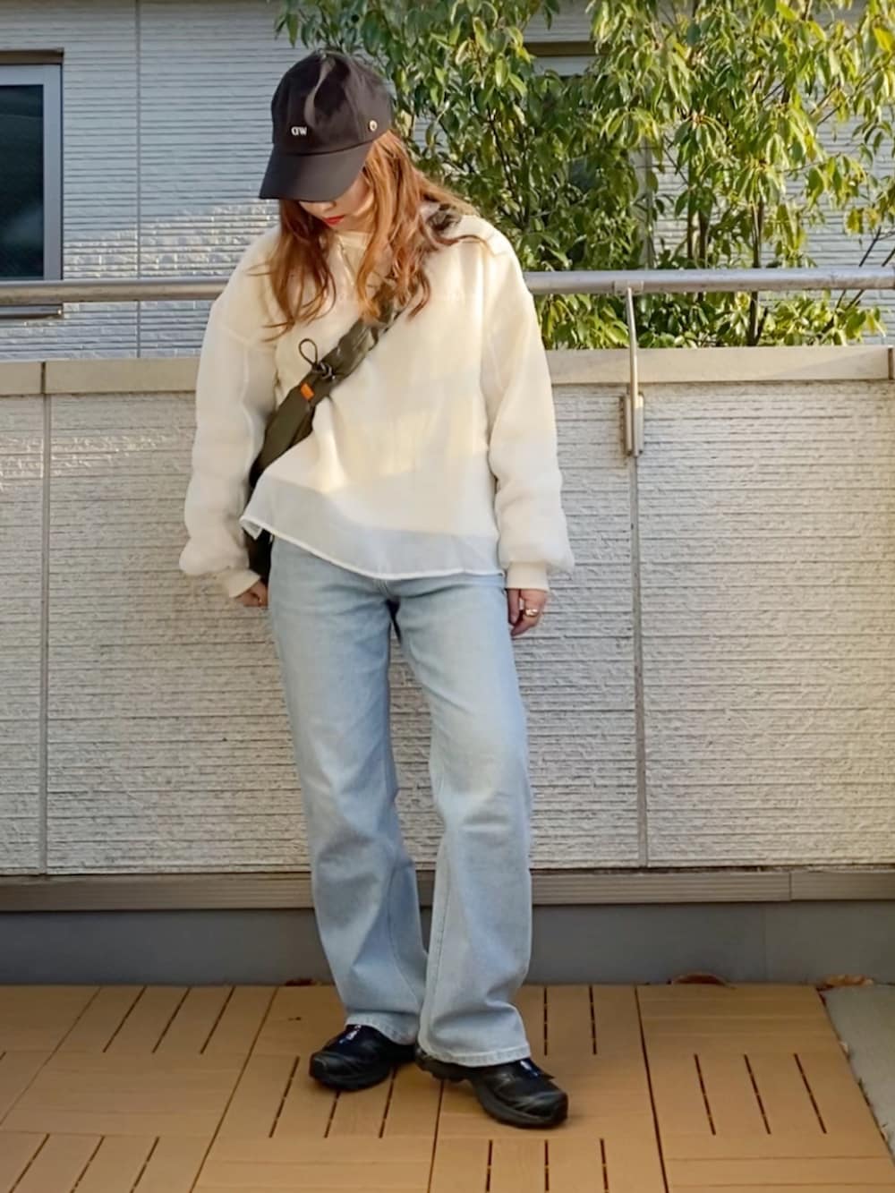 「シアートップス、スウェット、デニム、キャップ、スニーカー、ショルダーバッグ、春コーデ、春服みてみて、大人カジュアル、低身長」｜「AS KNOW AS plusの☆オーガンジー レイヤード デザインスウェットプルオーバー（スウェット、ホワイト系）」を使った、Kay-teeeさん（レディース・150cm）の春コーディネートの2枚目の写真