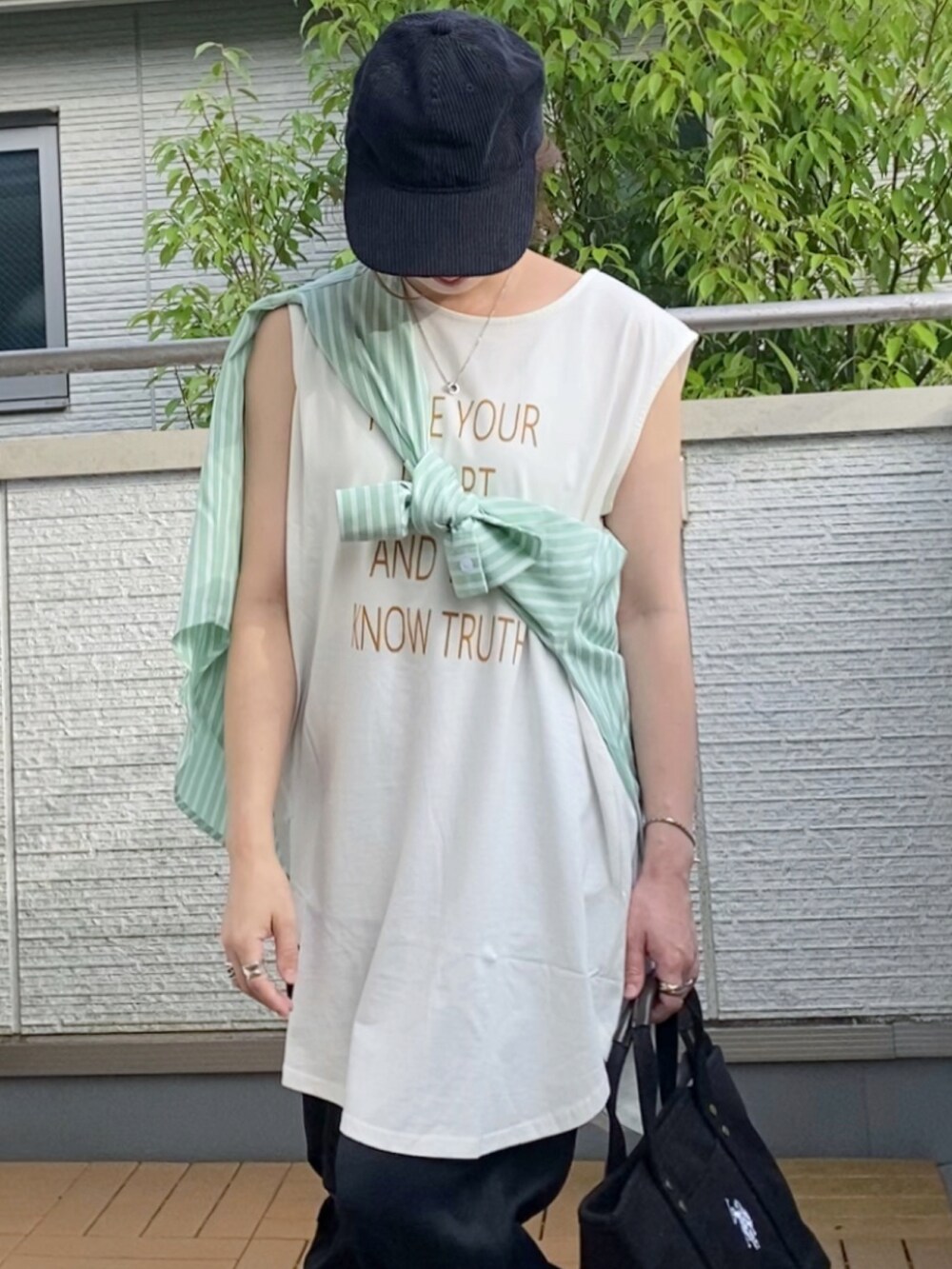 ホワイト系のタンクトップ、グリーン系のシャツ/ブラウス、ブラック系のその他パンツを着用したレディースの夏コーディネートの3枚目の写真