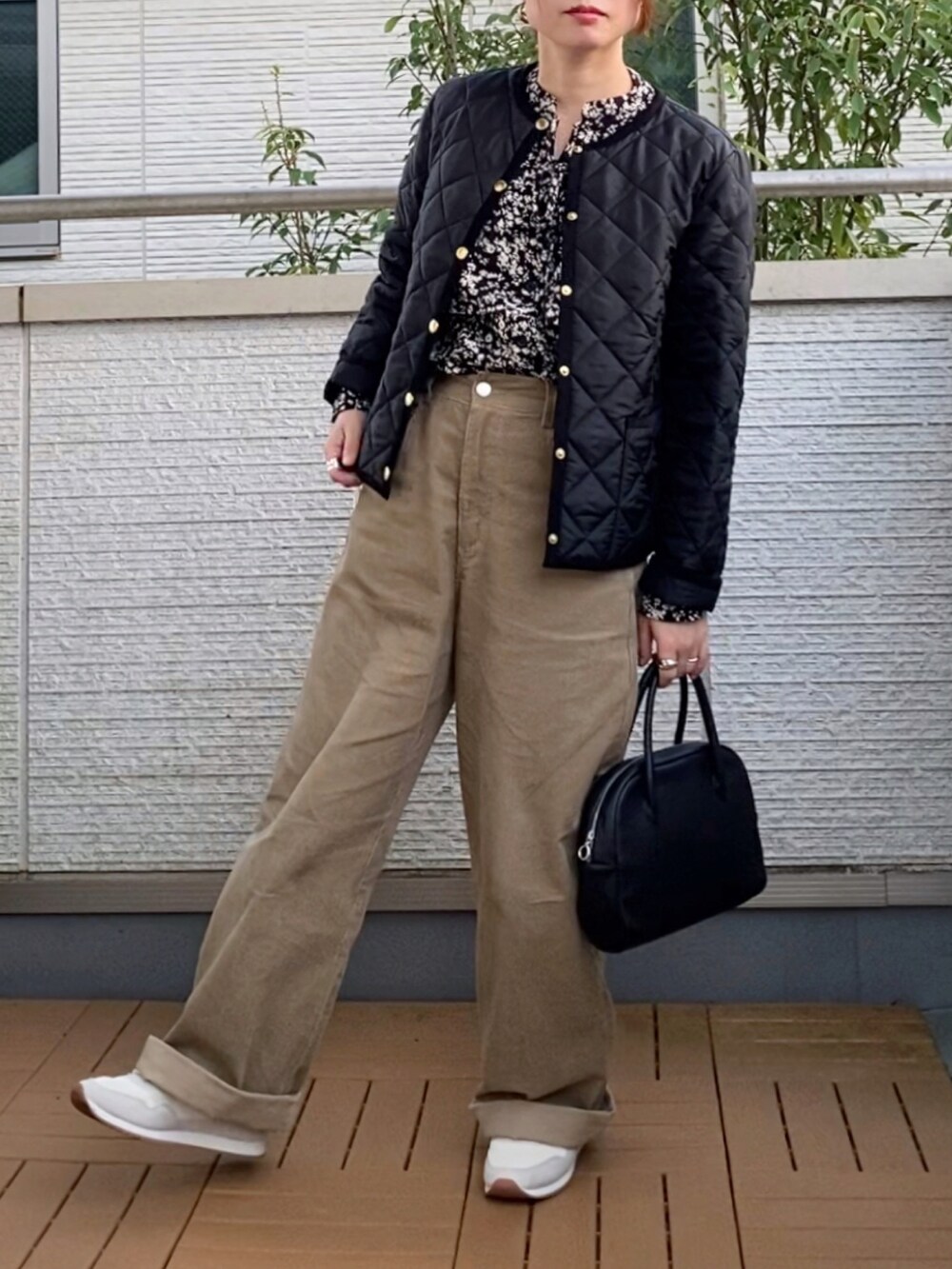 ブラック系のノーカラージャケット、ブラック系のシャツ/ブラウス、ベージュ系のその他パンツを着用したレディースの秋コーディネートの2枚目の写真