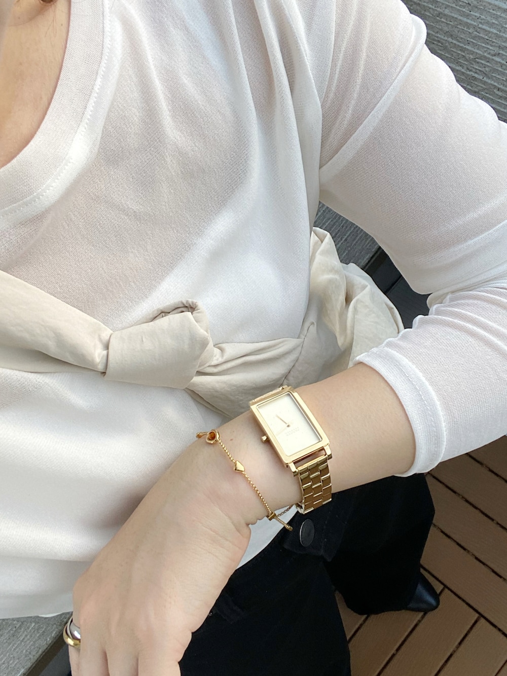 ホワイト系のTシャツ/カットソー、ブラック系のデニムパンツ、ホワイト系のショルダーバッグを着用したレディースの秋コーディネートの3枚目の写真