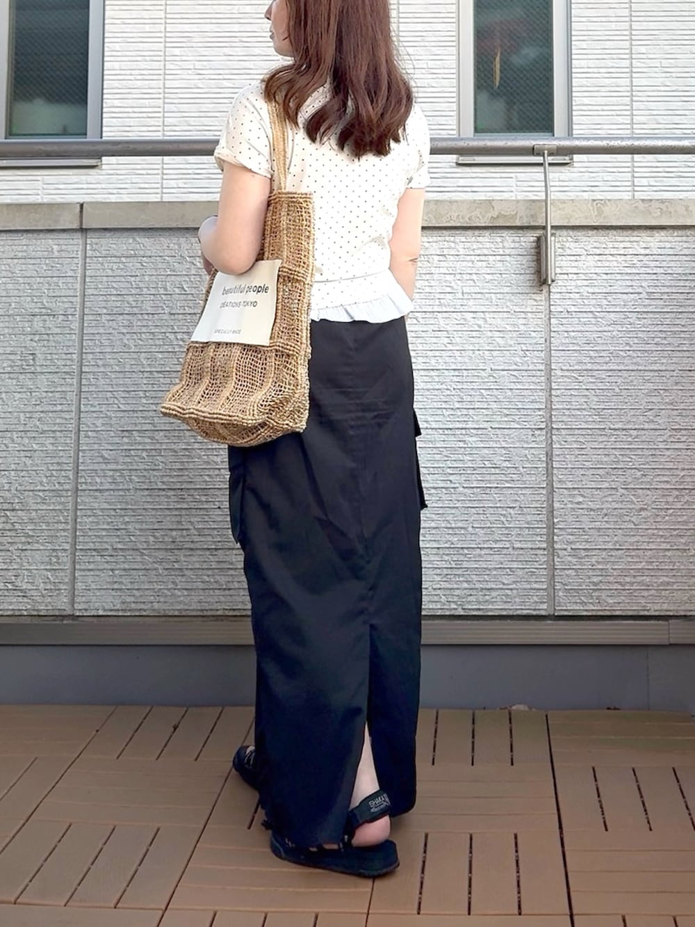 ホワイト系のTシャツ/カットソーを着用したレディースの夏コーディネートの3枚目の写真