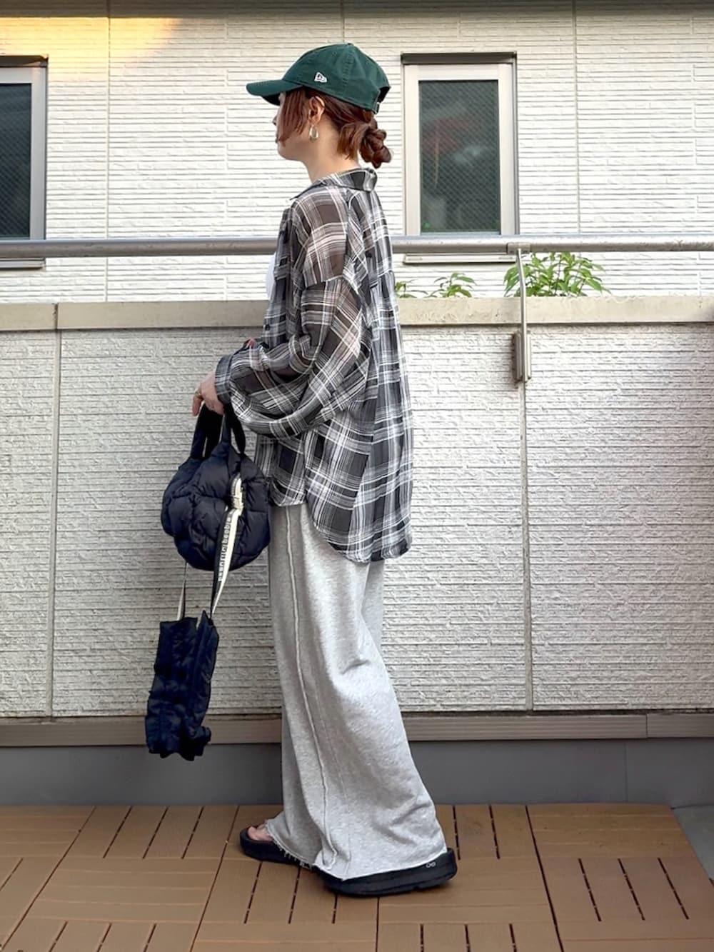 ホワイト系のキャミソール、ブラック系のシャツ/ブラウス、グレー系のスウェットパンツを着用したレディースの夏コーディネートの3枚目の写真