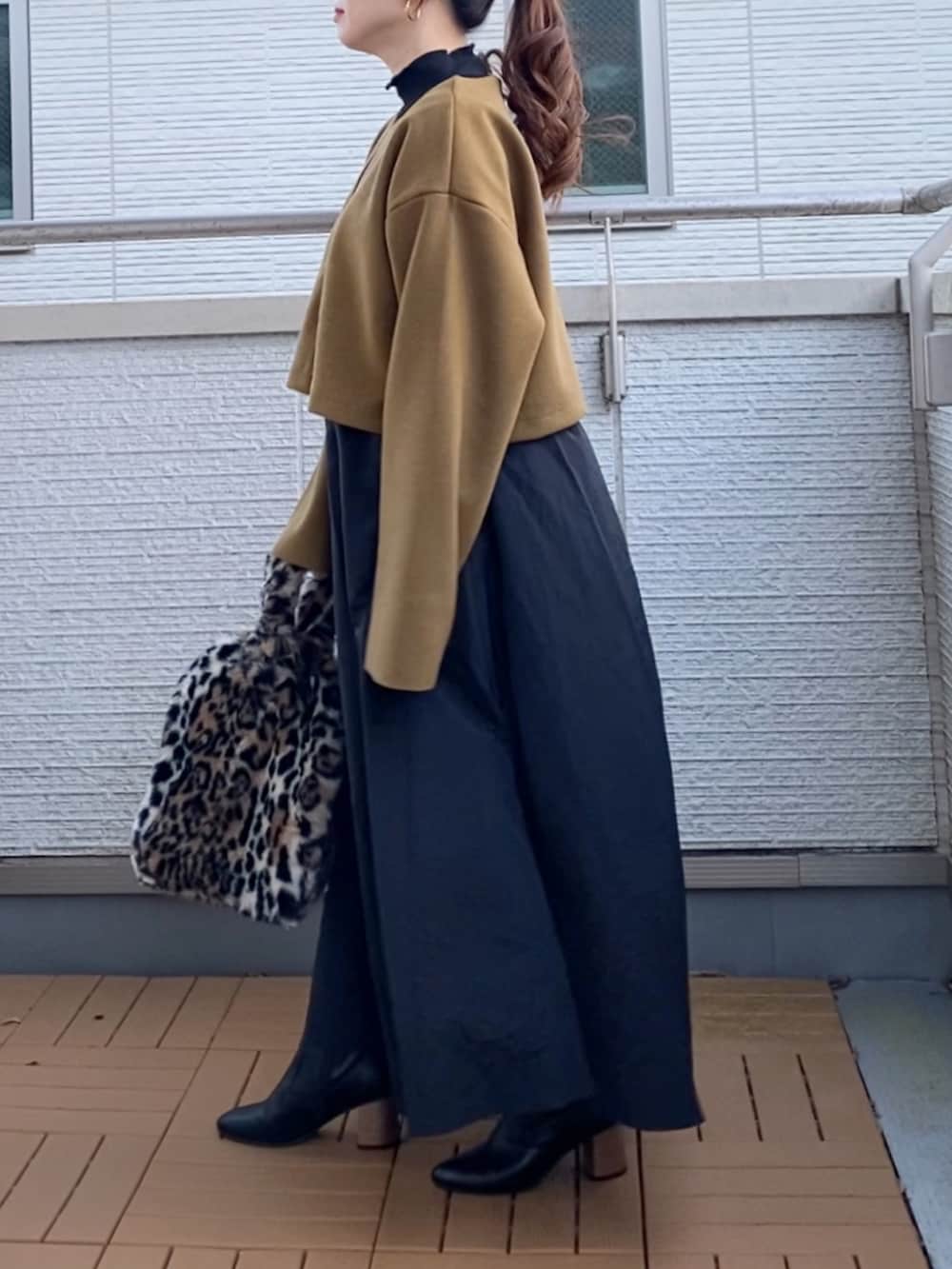 グリーン系のワンピース、その他のハンドバッグを着用したレディースの秋コーディネートの4枚目の写真