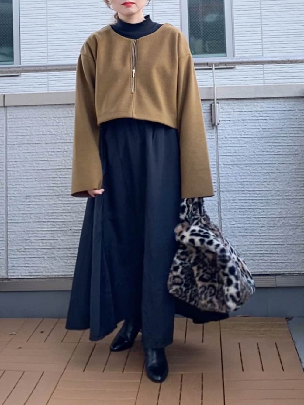 グリーン系のワンピース、その他のハンドバッグを着用したレディースの秋コーディネートの2枚目の写真