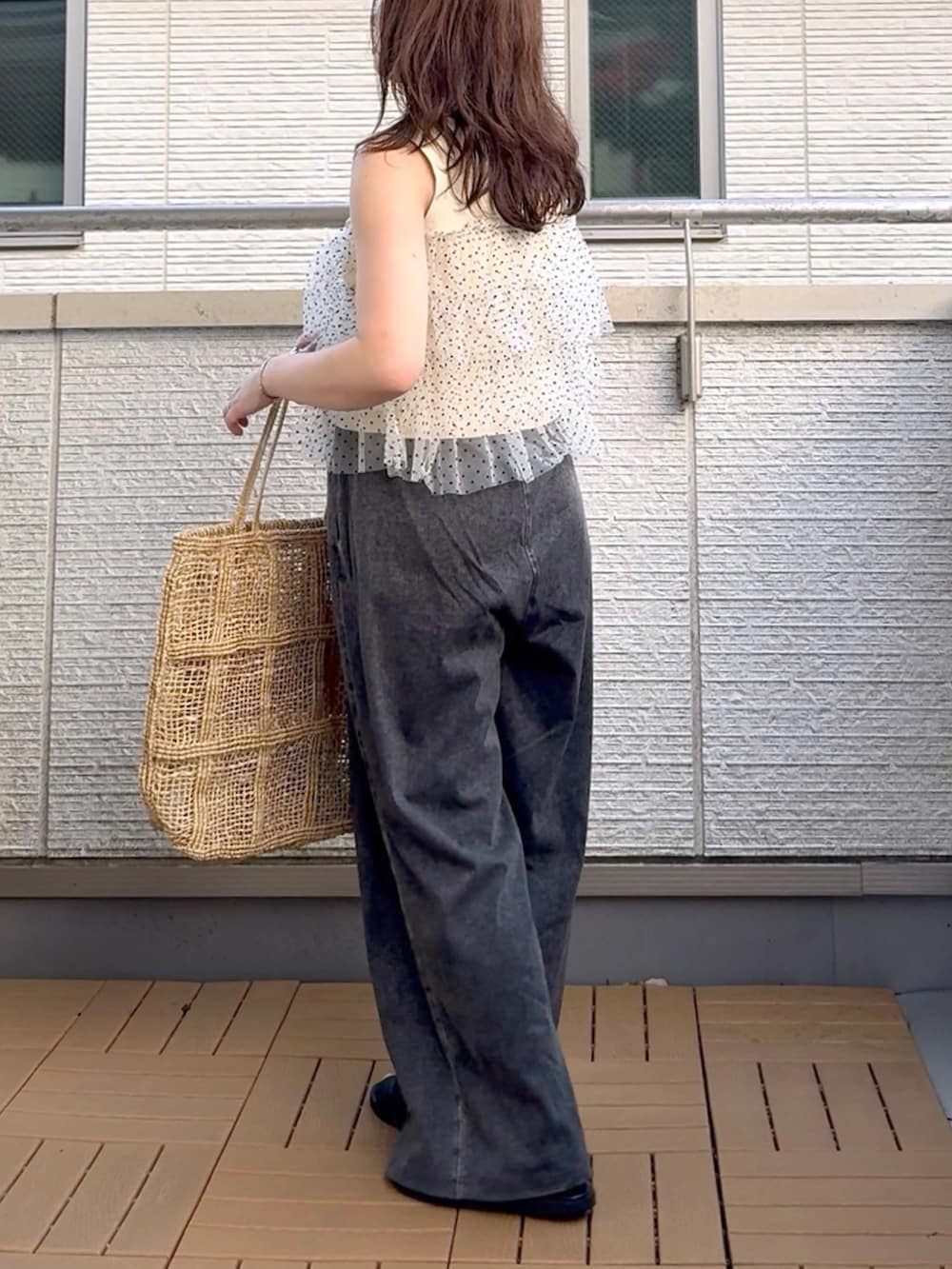 ホワイト系のニット/セーター、ブラック系のその他パンツを着用したレディースの夏コーディネートの3枚目の写真