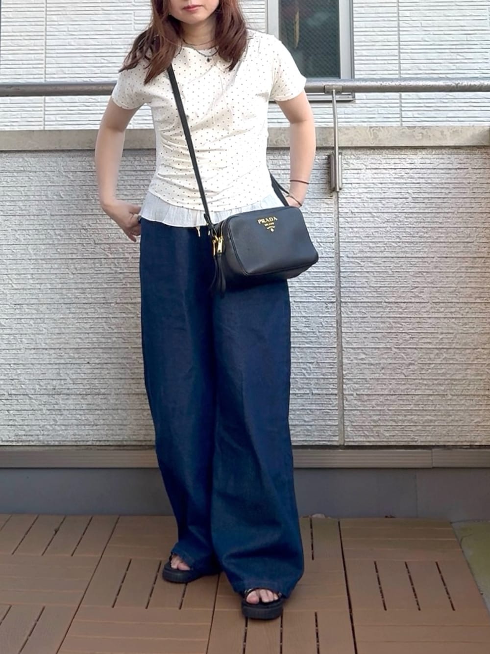 ホワイト系のTシャツ/カットソー、ブルー系のデニムパンツを着用したレディースの夏コーディネートの2枚目の写真