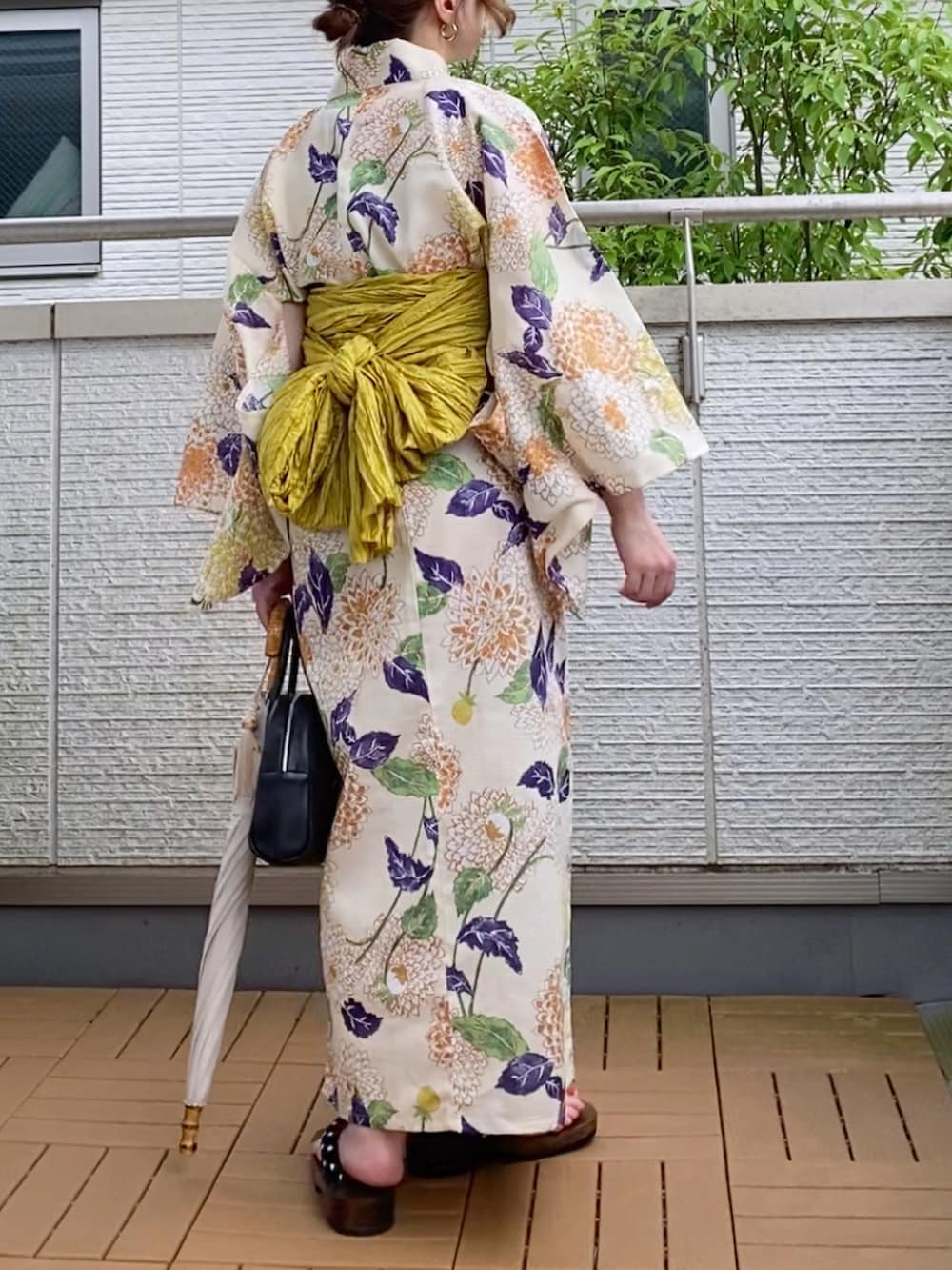 ブラック系のショルダーバッグ、ベージュ系の浴衣、ベージュ系の長傘を着用したレディースの夏コーディネートの3枚目の写真